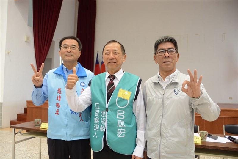 各地選委會18日辦理區域立委候選人號次抽籤作業,澎湖3位參選人都親自抽籤。喜樂島聯盟參選人呂應宏(中)抽中1號,2號為國民黨參選人歐中慨(左),民進黨參選人楊曜(右)則抽中3號。中央社 108年12月18日