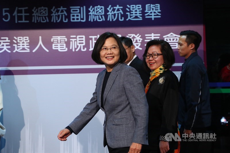 2020總統大選首場電視政見發表會18日晚間在華視登場,總統蔡英文(前)出席。中央社記者王騰毅攝 108年12月18日