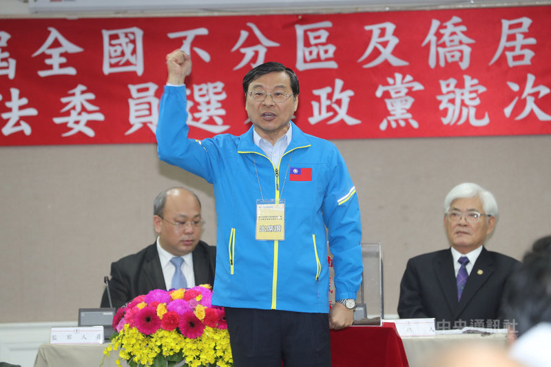 中央選舉委員會18日舉行「第10屆全國不分區及僑居國外國民立法委員選舉政黨號次抽籤」,國民黨由立法院黨團總召曾銘宗(中)代表抽籤,抽到9號。中央社記者張皓安攝 108年12月18日