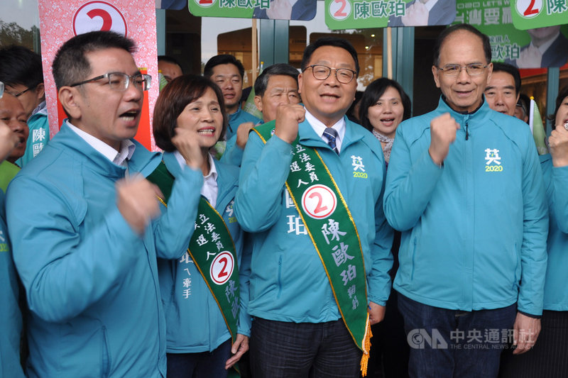 前行政院長游錫堃(前右)18日輔選尋求連任的民進黨宜蘭縣立委參選人陳歐珀(前右2),對於國民黨主席吳敦義批評總統蔡英文「衰尾查某」,游錫堃受訪時指出,選舉選到這樣,好像選情不好就隨便罵人,這在民主國家不可取。中央社記者沈如峰宜蘭縣攝 108年12月18日