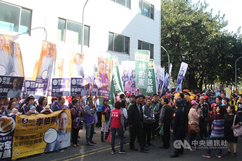 台南市選舉委員會18日上午舉行「第10屆立法委員候選人姓名、號次抽籤」,各參選人支持者聚集在選委會外造勢。中央社記者楊思瑞攝 108年12月18日