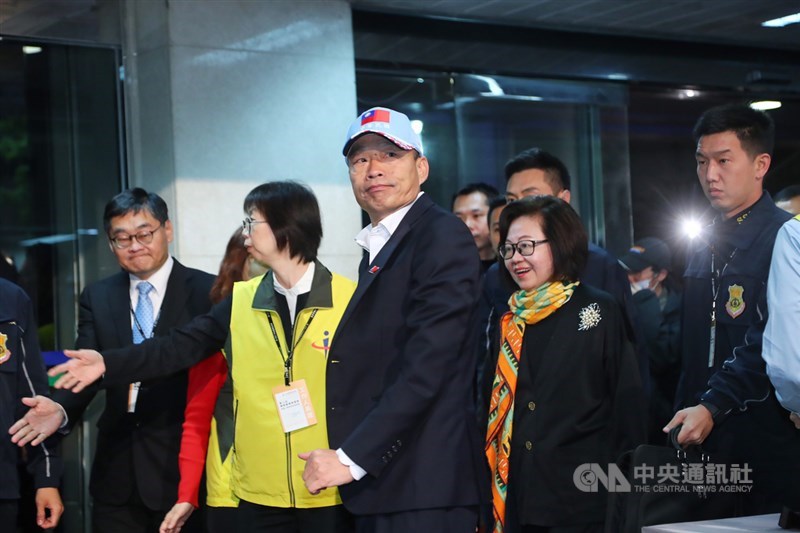 國民黨總統候選人韓國瑜(中)18日出席2020總統大選首場電視政見發表會。韓國瑜表示,他訪問香港中聯辦就被影射好像要賣台,但蔡總統也去過中國大陸跟高官見面,他認為蔡總統應該還他一個清白。中央社記者王騰毅攝 108年12月18日