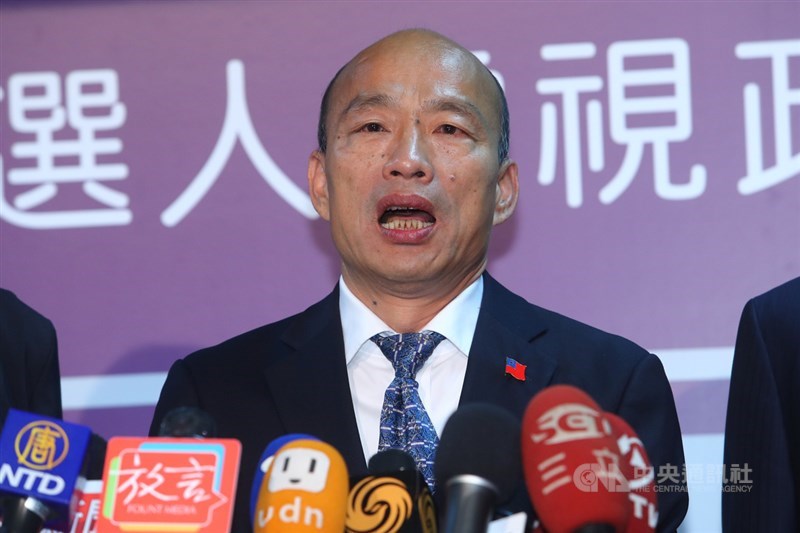 2020總統大選首場電視政見發表會18日登場，國民黨總統候選人韓國瑜（圖）會後表示，對蔡總統沒喊出中華民國萬歲或台灣獨立，以及大量用民進黨網軍的資料質疑他， 感到遺憾。中央社記者王騰毅攝　108年12月18日