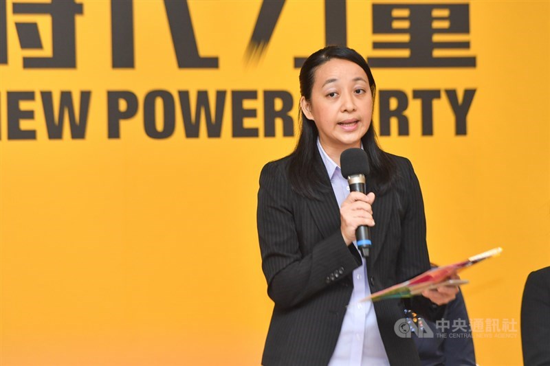 中國國民黨主席吳敦義17日批評總統蔡英文是「衰尾查某」,小燈泡媽媽王婉諭(圖)18日在臉書發文表示,社會悲劇不該淪為攻擊對手武器,看到這種言論,她感到非常難過。(中央社檔案照片)