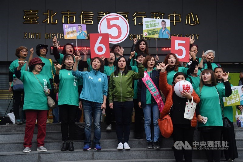「台北市區域立法委員候選人號次抽籤」18日在台北市選委會舉行,民進黨第6選區(大安)立委參選人謝佩芬(前左4)抽中6號,民進黨不分區被提名人范雲(前左3)陪同呼口號造勢。中央社記者王飛華攝 108年12月18日
