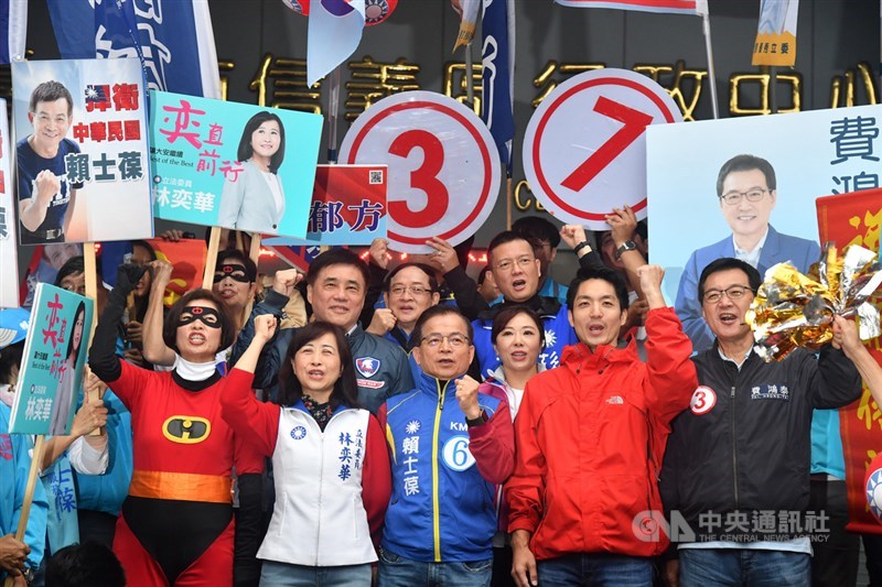 「台北市區域立法委員候選人號次抽籤」18日在台北市選委會舉行,國民黨副主席郝龍斌(2排中左)陪同汪志冰(前左)、賴士葆(前中)、蔣萬安(前右2)等8名參選人到選委會造勢,高喊八仙過海、八席全上。中央社記者王飛華攝 108年12月18日