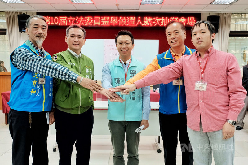 桃園市選舉委員會18日上午辦理6個立法委員選區的號次抽籤作業,第1選區5名立委參選人一邊一國行動黨沈育和(左起)、民進黨鄭運鵬、台灣民眾黨陳泓維、國民黨陳根德及無黨籍楊淂鉉,特別在抽籤前合影。中央社記者吳睿騏桃園攝 108年12月18日