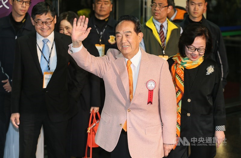 2020總統大選首場電視政見發表會18日晚間在華視登場,親民黨總統候選人宋楚瑜(前)微笑揮手,向現場等候的媒體致意。中央社記者謝佳璋攝 108年12月18日