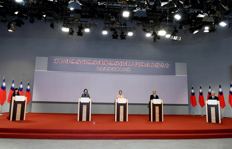 由中央選舉委員會主辦的2020總統大選首場電視政見發表會,18日晚間在華視登場,三組總統候選人總統蔡英文(左2起)、親民黨主席宋楚瑜、國民黨高雄市長韓國瑜首度同場交鋒。(中選會提供)中央社 108年12月18日