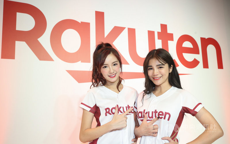 中職Rakuten桃猿隊揭幕,啦啦隊改名Rakuten Girls(樂天女孩)再出發,球團也將派出羚小鹿(右)與菲菲(左)兩名隊員與日職樂天隊進行啦啦隊國際交換生計畫。圖為12月17日記者會拍攝。中央社記者張新偉攝 108年12月18日