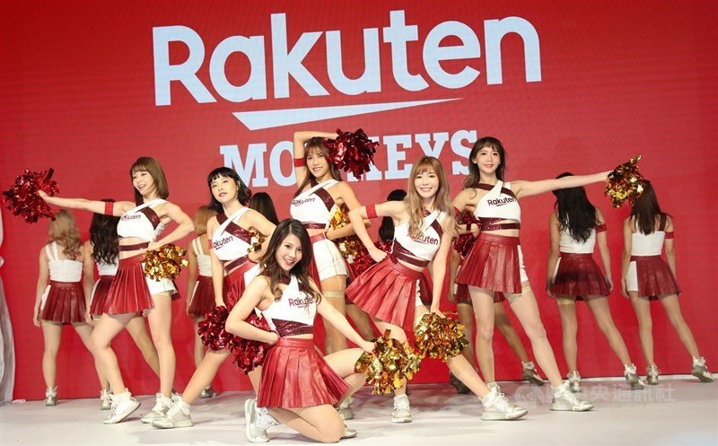中職Rakuten Monkeys樂天桃猿隊17日舉行記者會,發布新隊名、新球衣,除了桃猿隊球員們穿上新球衣走秀,招牌啦啦隊Rakuten Girls(圖)也以全新戰袍熱舞亮相。中央社記者張新偉攝 108年12月18日