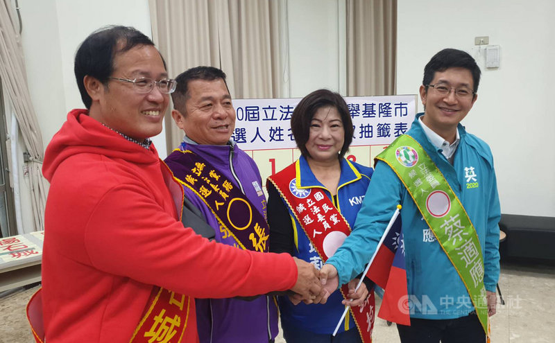 基隆市選委會18日上午舉行「第10屆立法委員候選人姓名、號次抽籤」,抽籤結果民進黨立委參選人蔡適應(右起)抽中1號、國民黨立委參選人宋瑋莉2號、無黨籍張耿輝立委參選人3號、國會政黨聯盟立委參選人楊石城4號。中央社記者王朝鈺攝 108年12月18日