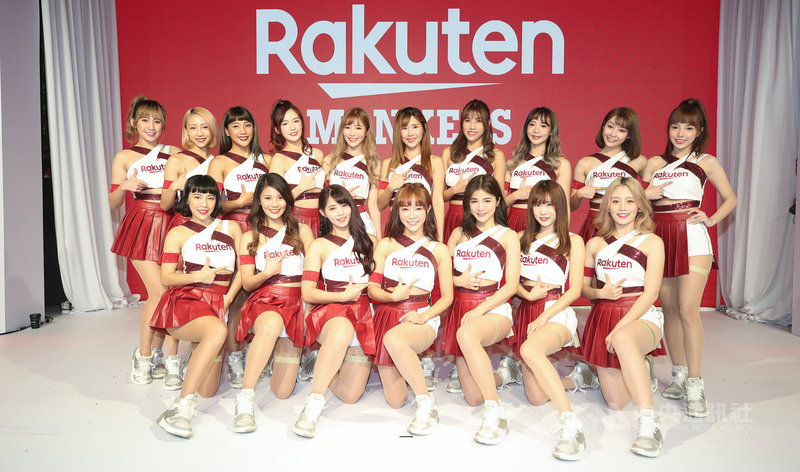 中職Rakuten桃猿隊揭幕,啦啦隊改名Rakuten Girls(樂天女孩)再出發,球團副領隊浦韋青表示,女孩中有成員離隊,也將會有新學妹加入。圖為12月17日記者會拍攝。中央社記者張新偉攝 108年12月18日