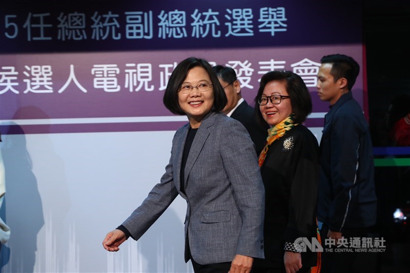 2020總統大選首場電視政見發表會18日晚間登場,總統蔡英文(前)出席。中央社記者王騰毅攝 108年12月18日