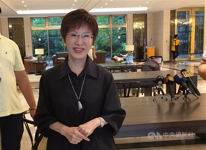 中國國民黨主席吳敦義17日批評總統蔡英文是「衰尾查某」。前國民黨主席洪秀柱(圖)18日表示,意義是對的,但要改成「衰尾總統」、「衰尾文」,才不會有歧視女性的問題。(中央社檔案照片)