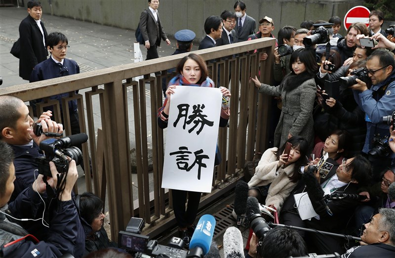 30歲女記者伊藤詩織(中)指控遭前電視台記者山口敬之性侵一案,東京地方法院18日裁決山口必須賠償伊藤330萬日圓。(共同社提供)