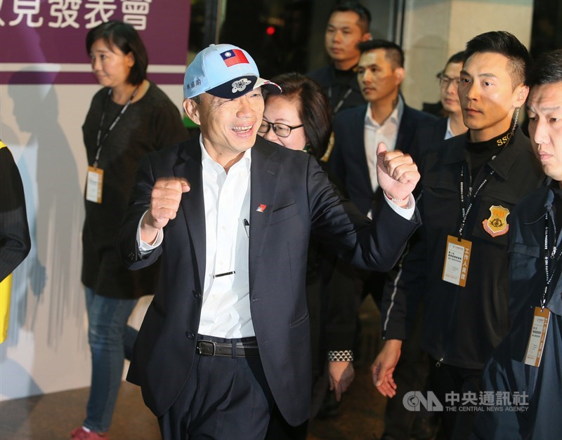 2020總統大選首場電視政見發表會18日晚間在華視登場,國民黨總統候選人韓國瑜(前)抵達會場時,做出加油打氣的姿勢。中央社記者謝佳璋攝 108年12月18日