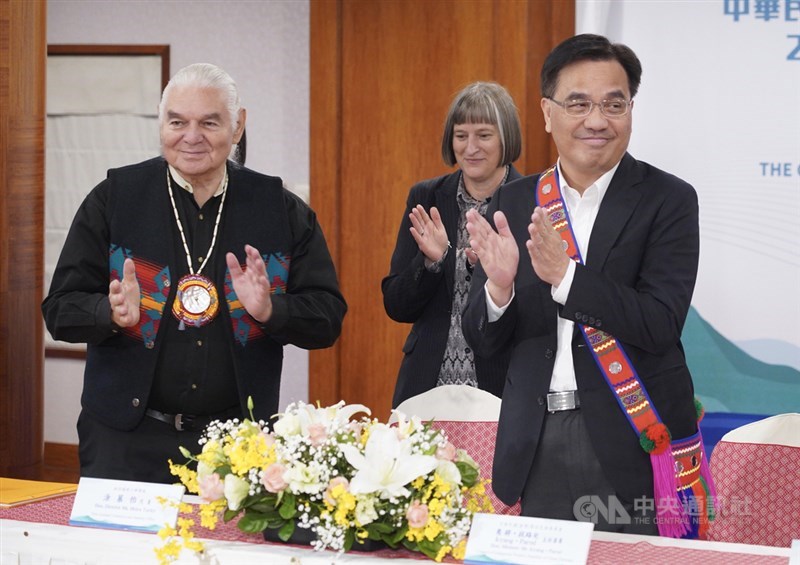 台灣將在2022年主辦世界原住民族旅遊高峰會,19日在台北簽署合作備忘錄,原民會主委夷將.拔路兒(右)、世界原住民族旅遊聯盟主席夏曼(Benny Sherman)(左)與紐西蘭商工辦事處代表涂慕怡(中)等會後鼓掌致意。中央社記者徐肇昌攝 108年12月19日