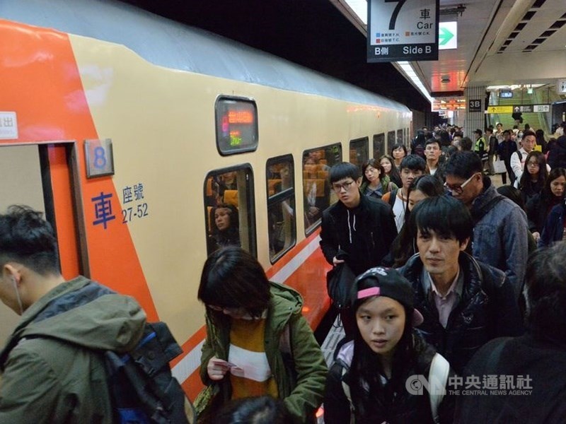 台鐵局19日宣布,2020年1月10日到1月13日4天,全線加開87班列車。(中央社檔案照片)