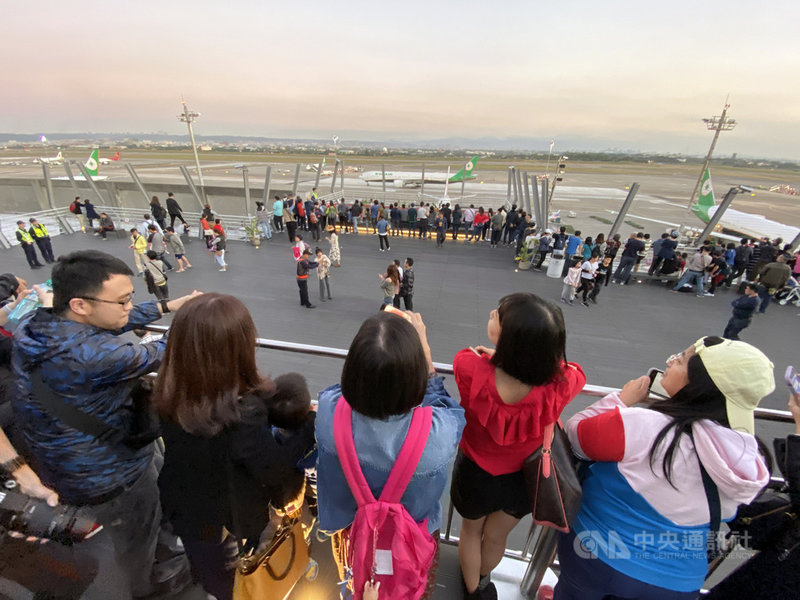 桃園機場第2航廈戶外觀景台為因應航空保安要求，桃園機場公司將調整部分隔離措施，25日至27日暫時封閉，進行清潔及養護，以持續提供民眾更優質的環境。中央社記者邱俊欽桃園機場攝　108年12月20日