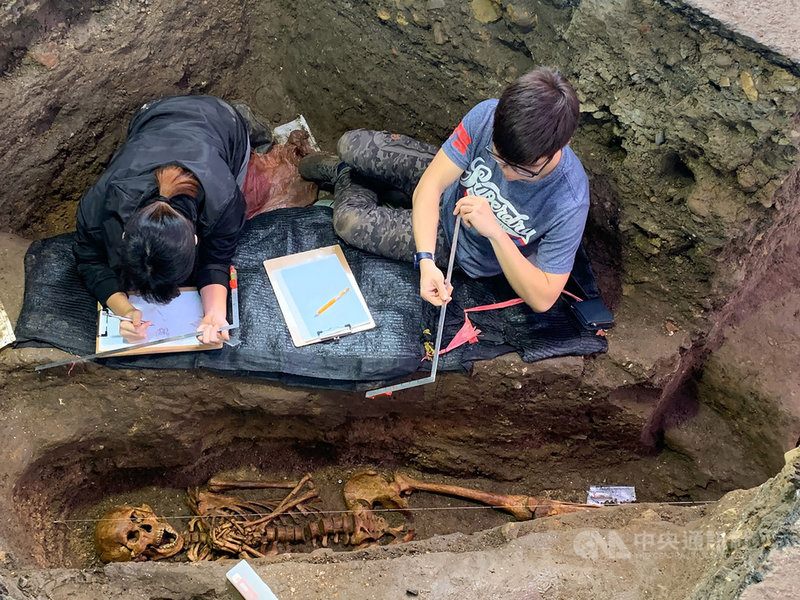 基隆市文化局20日表示,研究團隊19日在和平島西班牙修道院遺跡考古現場,又發掘出今年第10具遺駭,並可清楚看出遺駭雙手交握在胸前,宛如祈禱狀;若包括幾年前中研院團隊的開挖,遺駭數已累積至15具。(基隆市文化局提供)中央社記者沈如峰基隆傳真 108年12月20日