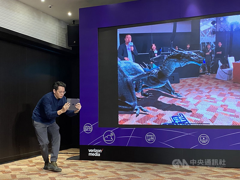 Yahoo奇摩20日舉辦年終媒體聚會,旗下影音平台Yahoo TV展示結合擴增實境(AR)技術打造的虛擬影像,能與觀眾產生更多互動。中央社記者江明晏攝 108年12月20日