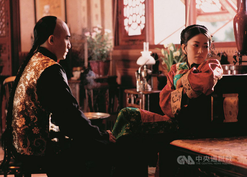 導演侯孝賢的「海上花」20週年數位修復版20日起在台上映,侯孝賢二度與港星梁朝偉(左)合作,在片中梁朝偉飾演在上海租界青樓中求歡尋愛的男子。(傳影互動提供)中央社記者洪健倫傳真 108年12月20日