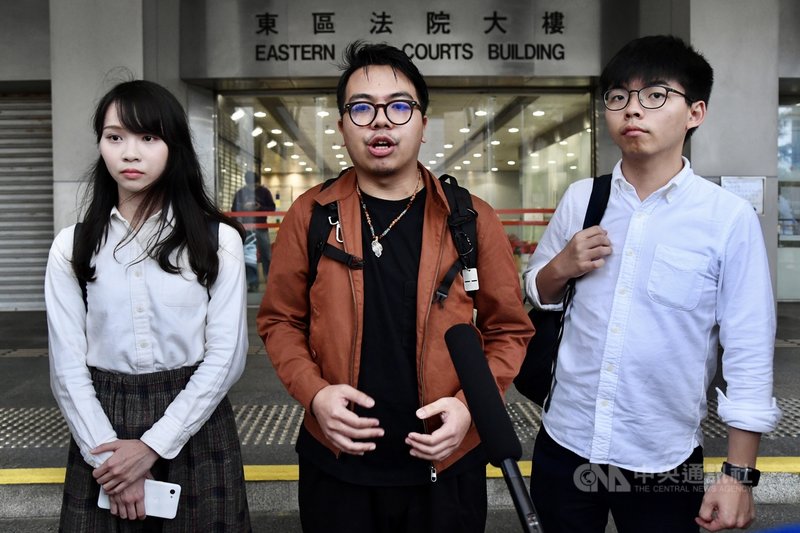 香港眾志秘書長黃之鋒(右起)、主席林朗彥及成員周庭19日赴東區裁判法院應訊。黃之鋒、林朗彥在庭中申請離港欲來台觀選,遭到裁判官拒絕。(中通社提供)中央社 108年12月20日