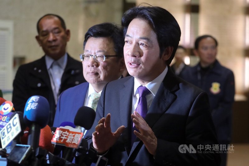 民進黨副總統候選人賴清德(右)20日晚間在公視出席副總統候選人電視政見發表會表示,面對中國威脅,國民黨仍希望用和平協議解決問題,這會犧牲台灣民主;面對惡鄰居中國,台灣要團結。中央社記者裴禛攝 108年12月20日