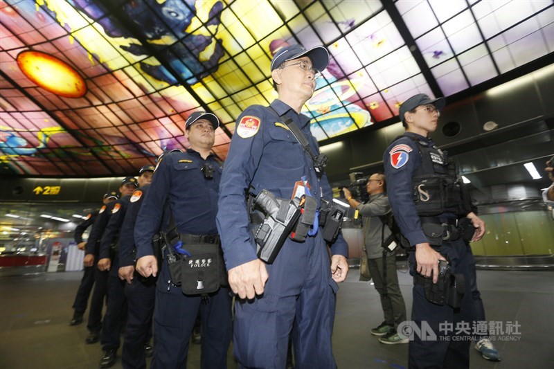 罷韓、挺韓大遊行21日同日不同區舉行,警方為防範雙方陣營在過程中擦槍走火,調度超過3000名警力維安,20日警方將高雄捷運美麗島站等列重點警戒區域,已有特勤中隊警力荷槍實彈嚴陣以待,不容許挑釁滋事暴力行為。中央社記者董俊志攝 108年12月20日