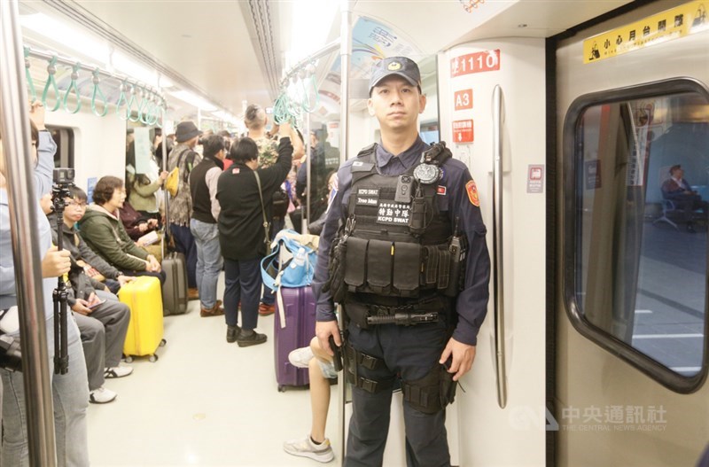 罷韓、挺韓大遊行21日同日不同區舉行,警方為防範雙方陣營在過程中擦槍走火,調度超過3000名警力維安,20日警方將高雄捷運美麗島站等列重點警戒區域,已有特勤中隊警力荷槍實彈嚴陣以待。中央社記者董俊志攝 108年12月20日