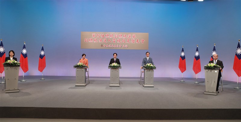 2020總統副總統選舉唯一一場公辦副總統候選人電視政見發表會,20日晚間在公視舉行,國民黨張善政(右2)、民進黨賴清德(中)及親民黨余湘(左2)出席,各自就發言位置。(中選會提供)中央社 108年12月20日