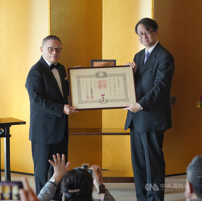 世界棒壘球總會(WBSC)第一副會長、亞洲棒球總會會長彭誠浩(左)獲日本政府頒發「旭日小綬章」,20日由日本駐台代表泉裕泰(右)代表頒贈,表彰他透過棒球促進台日友好親善及相互了解所做的貢獻。中央社記者徐肇昌攝 108年12月20日