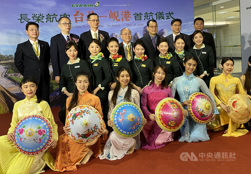 長榮航空公司21日在桃園國際機場舉行「台北—峴港航線」由包機改為定期航班營運剪綵儀式,長榮未來將視市場需求再行評估加大機型或增班。中央社記者邱俊欽桃園機場攝 108年12月21日