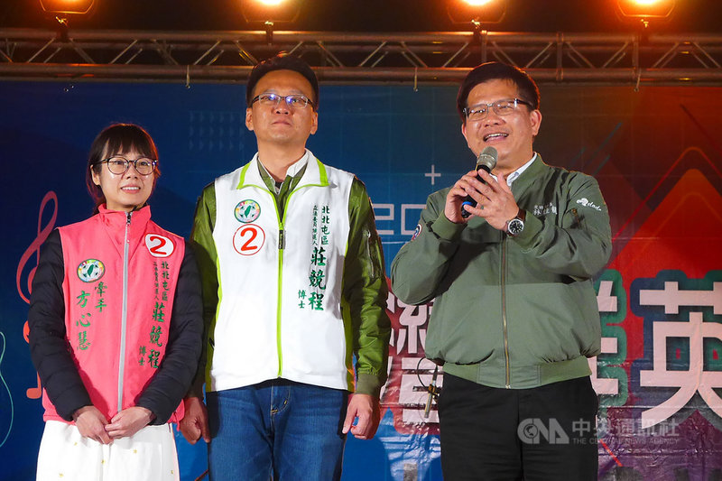 交通部長林佳龍(右)21日晚間在台中為民進黨台中市立委參選人莊競程(中)站台,肯定莊競程年輕專業又認真,籲請選民支持,讓民進黨國會順利過半。中央社記者郝雪卿攝 108年12月21日