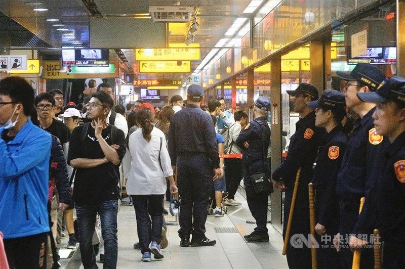 挺韓、罷韓遊行21日下午登場,警方配合增派警力,依參與遊行民眾搭車往來的交會點,將高雄捷運美麗島站等地列為重點警戒區域,站內可見多名員警待命。中央社記者董俊志攝 108年12月21日