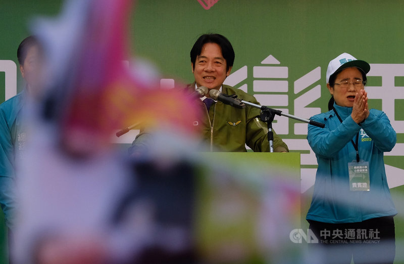民進黨副總統候選人賴清德(右2)21日赴桃園市參加造勢活動時表示,民進黨要贏得2020總統大選、讓國會席次過半,不只要贏得中台灣,更要從桃園贏起。中央社記者邱俊欽桃園攝 108年12月21日