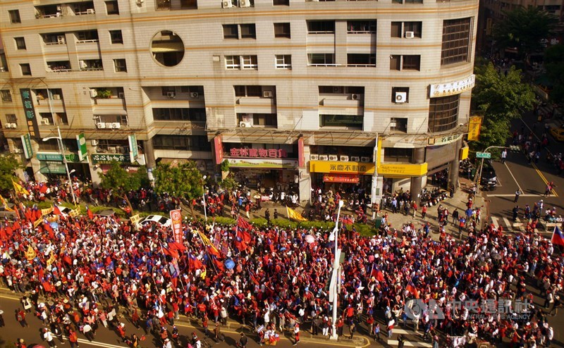 「南方崛起、高雄光榮週年慶大遊行」21日下午在北高雄登場,遊行隊伍綿延數公里,現場旗海飄揚。中央社記者程啟峰高雄攝 108年12月21日