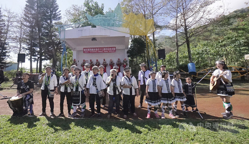 「慶祝噶瑪蘭族復名17週年紀念活動」21日在花蓮縣豐濱鄉舉行,當地新社部落族人齊聲合唱族語歌謠。中央社記者張祈花蓮攝 108年12月21日