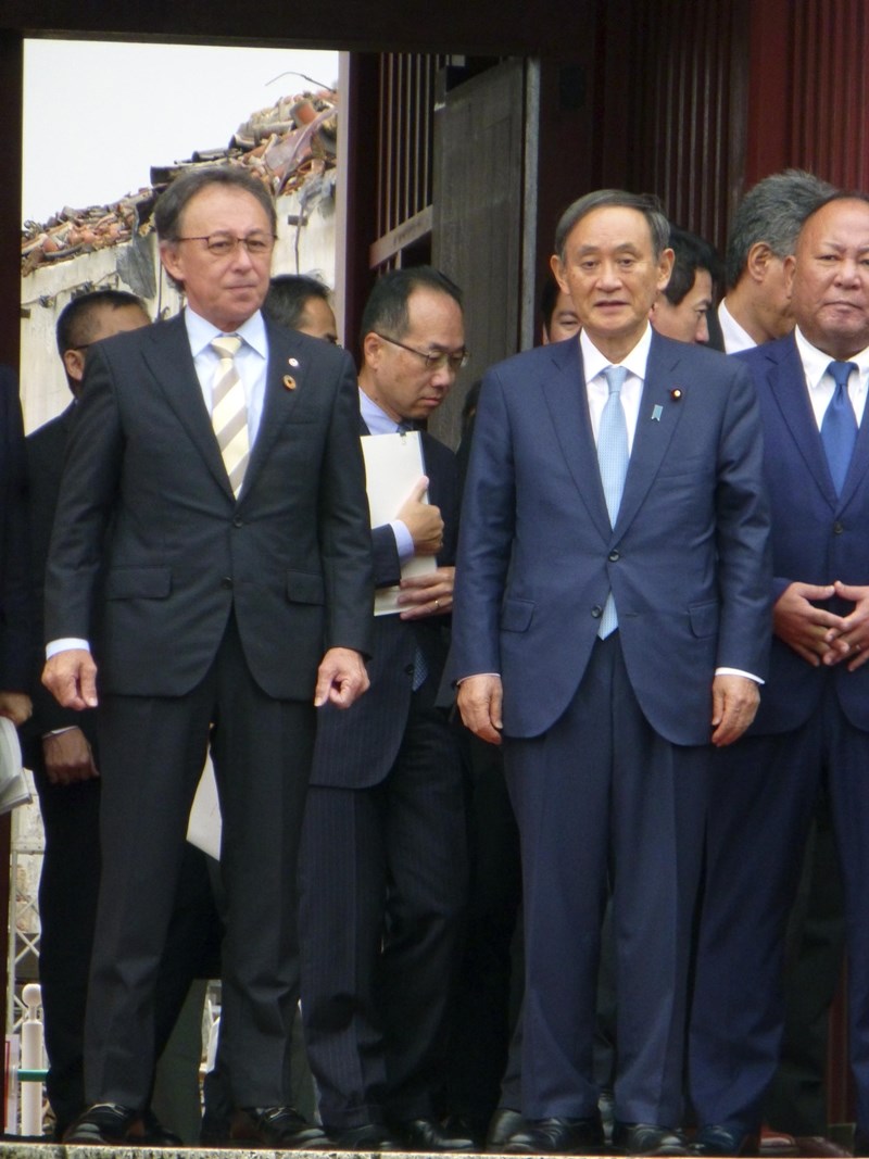 日本政府內閣官房長官菅義偉(前右2)21日赴首里城視察。(共同社提供)