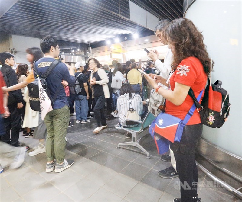 挺韓、罷韓遊行21日下午在高雄登場,傍晚在參與遊行民眾搭車往來的交會點、高雄捷運美麗島站內人潮擁擠,立場不同的民眾同站搭車,但並未傳出衝突事件。中央社記者董俊志攝 108年12月21日