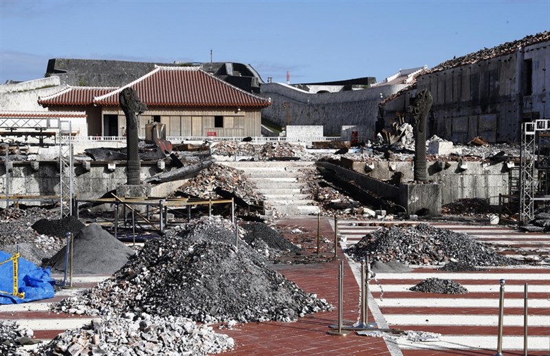 日本沖繩象徵古城首里城10月31日發生大火,燒毀正殿共7棟建築物,為提振當地觀光,將從21日重啟夜間點燈。圖為首里城災後重建情況。(共同社提供)