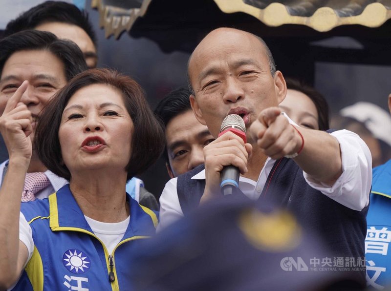 國民黨總統候選人韓國瑜(右)22日陪同立委參選人汪志冰(左)在台北市關渡宮參拜造勢,並致詞向支持者表達感謝。中央社記者徐肇昌攝 108年12月22日