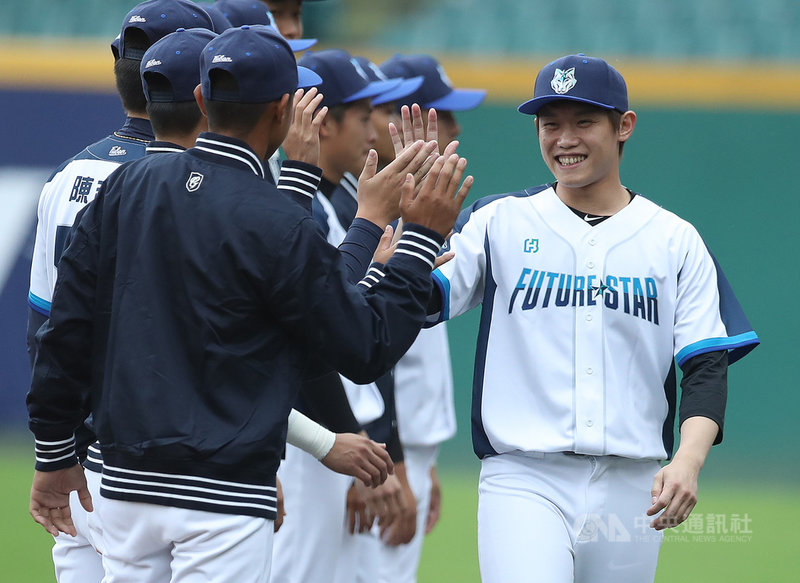 旅日羅德隊投手陳冠宇(右)22日加入富邦U18明日之星大賽明星白隊教練團,2020年球季將是他旅日生涯第10年,陳冠宇感觸良多,「10年了,還有機會可以站在球場上也是很幸福的事」。中央社記者張新偉攝 108年12月22日