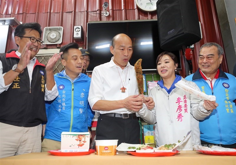 出身政治世家的現任立委李彥秀(右2)基層實力雄厚,力拚連任。圖為國民黨總統候選人韓國瑜(中)11月18日為李彥秀站台造勢。中央社記者裴禛攝 108年11月18日