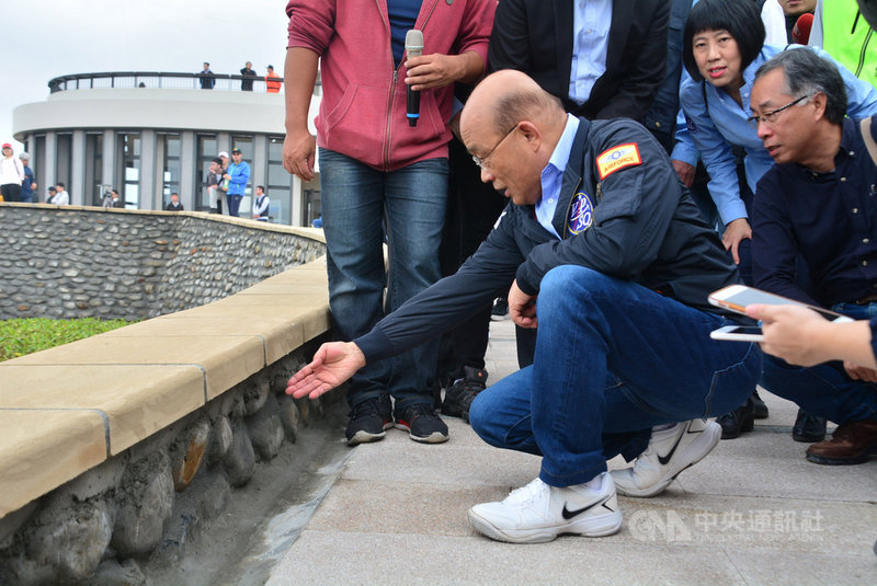 行政院長蘇貞昌(前)22日主持中角灣國際衝浪基地落成啟用,發揮督工精神無預警突擊檢查海灘,對於花圃矮牆石頭堆疊工程收尾情況表達不滿。中央社記者黃旭昇新北攝 108年12月22日