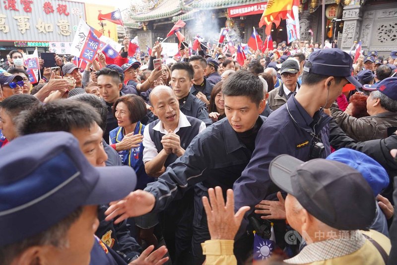 國民黨總統候選人韓國瑜(中)22日陪同立委參選人汪志冰(中左)在台北市關渡宮參拜造勢,向支持者拱手致意。中央社記者徐肇昌攝 108年12月22日