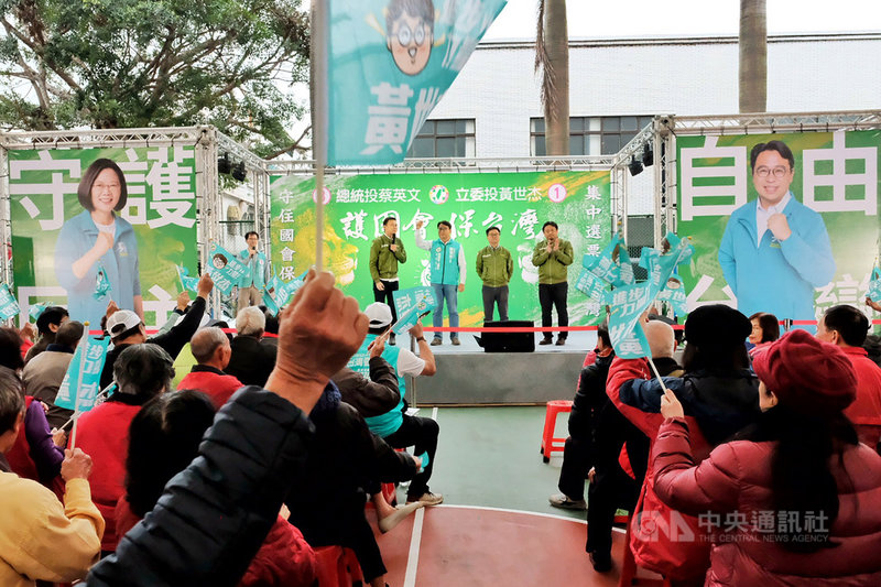 民進黨中央助選團22日下午在桃園市大園區舉辦「護國會、保台灣」造勢大會,為黨籍立委參選人黃世杰(後右3)拉抬選情,黨秘書長羅文嘉(後右2)、副秘書長林飛帆(後右4)等人現身站台助講。中央社記者吳睿騏桃園攝 108年12月22日
