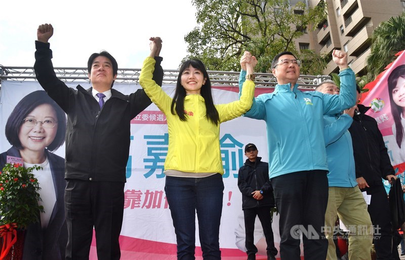 民進黨台北市立委參選人高嘉瑜(中)8日舉行競選總部成立大會,民進黨主席卓榮泰(右)與副總統候選人賴清德(左)都出席為高嘉瑜站台。中央社記者王飛華攝 108年12月8日