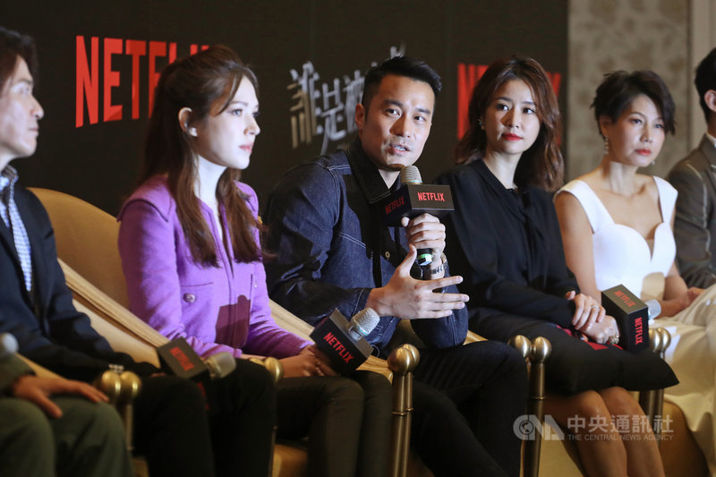 串流影音平台Netflix(網飛)23日在台北舉行華語原創影集「誰是被害者」卡司發布會,演員張孝全(中)、許瑋甯(左2)、林心如(右2)等出席,暢談拍片點滴。中央社記者裴禛攝 108年12月23日